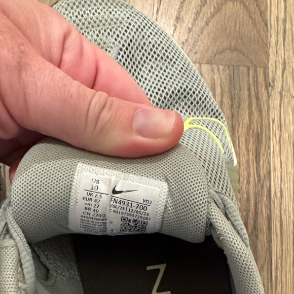 Nike Gray Sneakers with Lime Accents - Picture 5 of 5